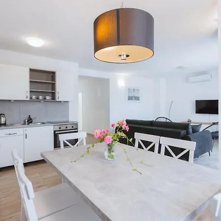 Marusic アパート マカルスカ